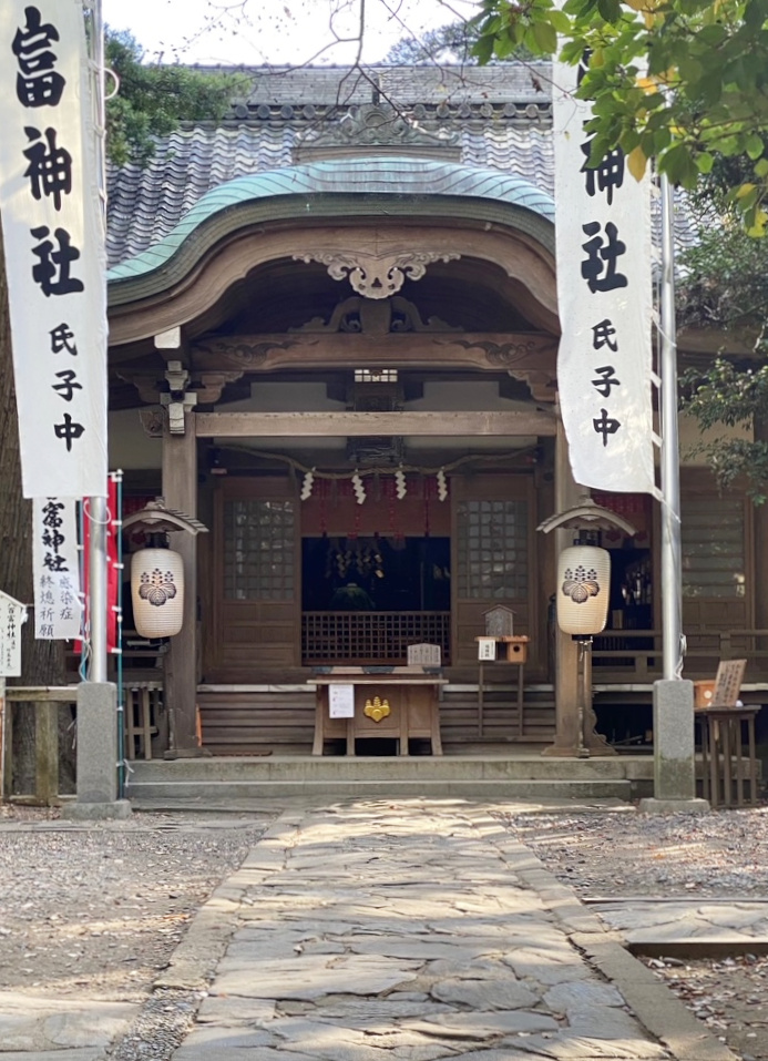 八百富神社の境内