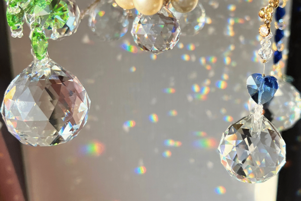 店内のサンキャッチャーに光が当たり、壁いっぱいに虹のプリズムが広がっている様子