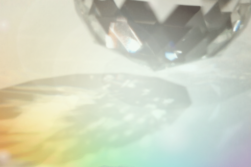 透明なクリスタルのサンキャッチャーが光を受けて輝き、虹のプリズムがやさしく広がる